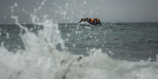 Flüchtlinge erreichen am 3. Januar 2016 in einem Schlauchboot die griechische Insel Lesbos