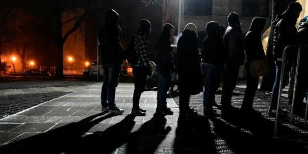 Des migrants font la queue devant une tente d'enregistrement à Berlin, le 5 janvier 2016