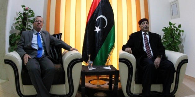 L'émissaire des Nations unies en Libye Martin Kobler (g) lors de sa rencontre avec le chef de la Chambre des représentants libyenne, internationalement reconnue, Aguila Saleh le 31 décembre 2015 à Shahat, dans l'est de la Libye
