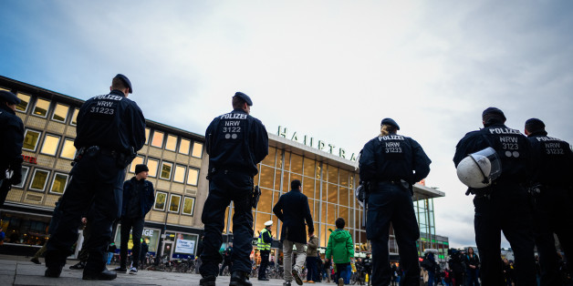 Polizisten vor dem Hauptbahnhof in Köln