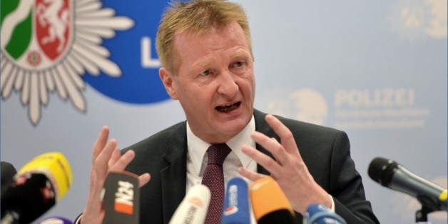 NRW-Innenminister Ralf Jäger äußert sich zu den Kölner Übergriffen auf der Pressekonferenz in Düsseldorf.