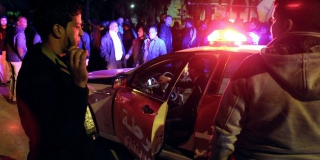 Des forces de sécurité libyennes arrivent le 14 janvier 2013 sur les lieux d'un attentat à la bombe contre des policiers -dont deux ont été blessés- à Benghazi, en Libye