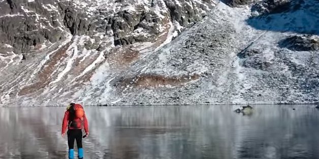 Dieser Mann geht über einen zugefrorenen See - doch als er nach unten blickt, kriegt er einen Schock