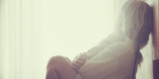woman sitting on a chairSunriseMujer sentada al amanecer