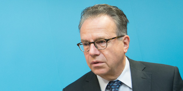 Frank-Jürgen Weise sagt: Mehr als 600.000 Asylanträge aus 2015 wurden noch nicht bearbeitet.