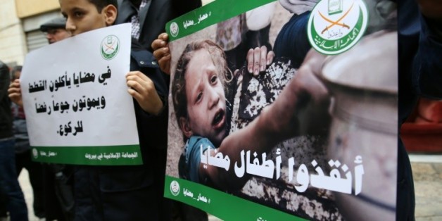 Des enfants et des militants libanais de l'organisation "Jamaa Islamiya" manifestent leur soutien le 8 janvier 2016 à Beyrouth, aux habitants de la ville syrienne de Madaya, assiégés par l'armée depuis six mois