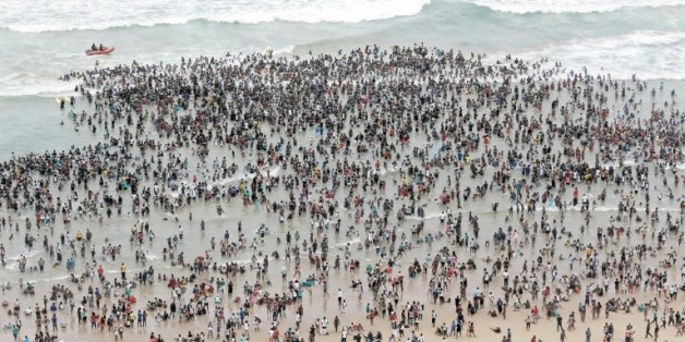 La foule des vacanciers sur une plage de Durban, en Afrique du Sud, le 1er janvier 2016
