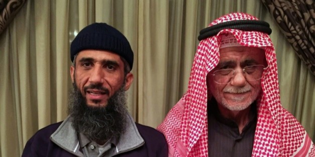 Faez Mohammed Ahmed al-Kandari (g) avec son père, à l'hôpital militaire de Koweit, le 9 janvier 2016, après sa libération de Guantanamo