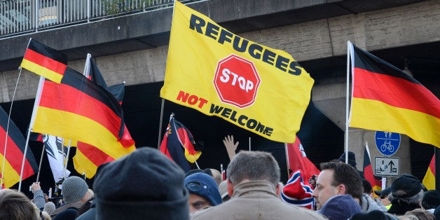 Das Bild zeigt eine Pegida-Demo in Dresden.