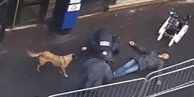 Une capture d'écran d'une vidéo obtenue par l'AFP montre la police et un robot démineur autour du cadavre d'un homme abattu par la police devant le commissariat de la Goutte-d'Or à Paris, le 7 janvier 2016