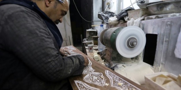 Un artisan incruste de nacre un panneau de bois, dans son atelier à Damas, le 1er décembre 2015