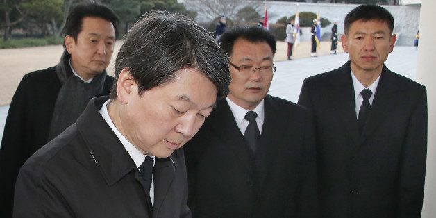 신당 '국민의당'(가칭) 안철수 의원이 11일 오전 동작구 국립서울현충원 현충탑을 참배한 뒤 방명록을 작성하고 있다.