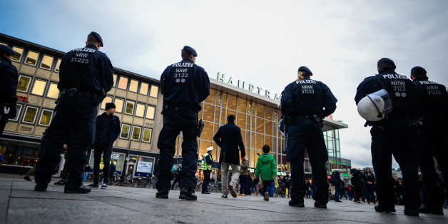 Polizei vor dem Kölner Hauptbahnhof nach den Übergriffen an Silvester