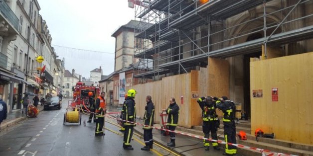 France: Une église incendiée et une croix vandalisée