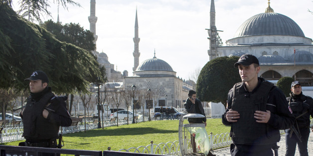 Türkische Polizisten sichern den Ort des Anschlags ab