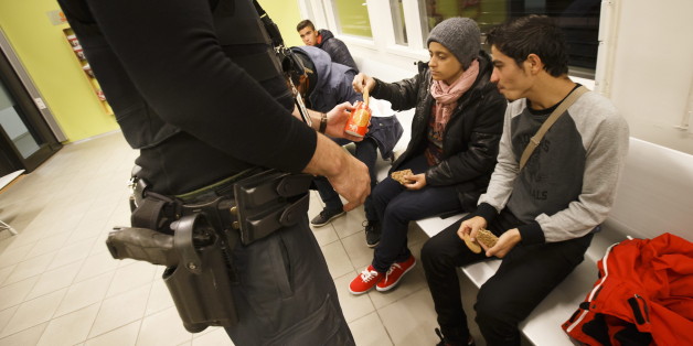Zwei Flüchtlinge in der Polizeistation Svinesund in Norwegen