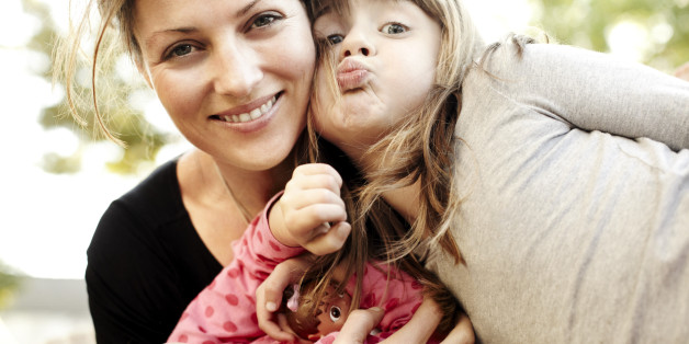 Eine Mutter mit ihren beiden Kindern