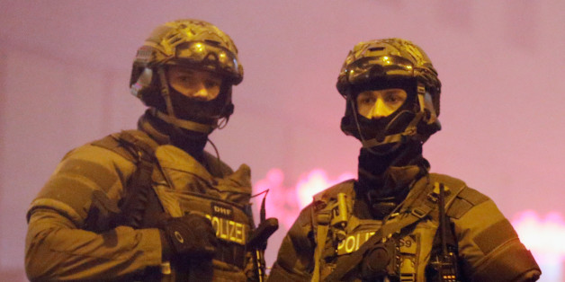 Zwei Polizisten sichern den Münchener Hauptbahnhof nach einer Terror-Warnung