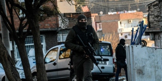 Des policiers turcs à Diyarbakir, le 24 décembre 2015