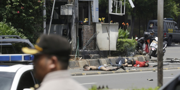 Des corps de victimes près d'un poste de police cible d'un attentat à Jakarta, jeudi 14 janvier 2016