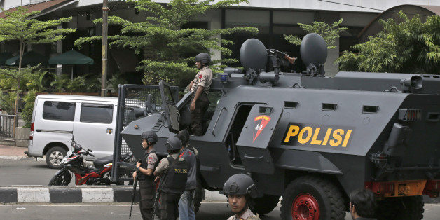 Indonesische Polizei vor dem Starbucks, dass die IS-Täter angegriffen hatte