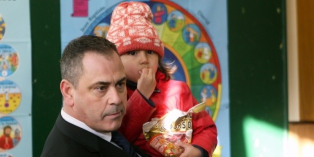 Le Britannique Robert Lawrie tient dans ses bras une petite réfugiée afghane de quatre ans, Bahar Ahmadi, avant son procès devant le tribunal correctionnel de Boulogne-sur-Mer, dans le Pas-de-Calais, le 14 janvier 2016