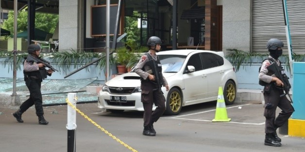 Des policiers indonésiens devant le café Starbucks détruit lors des attentats à Jakarta, le 14 janvier 2016