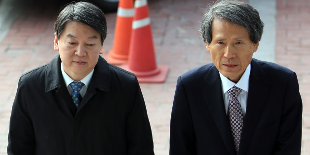 무소속 안철수 의원(왼쪽)이 15일 오전 자승 조계종 총무원장을 예방하기 위해 서울 종로구 견지동 조계사 한국불교역사문화기념관에 도착, 한상진 국민의당 창당준비위원장과 이동하고 있다.