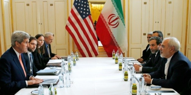Le secrétaire d'Etat américain John Kerry (g) face à son homologue iranien Javad Zarif (d) à Vienne, le 16 janvier 2016