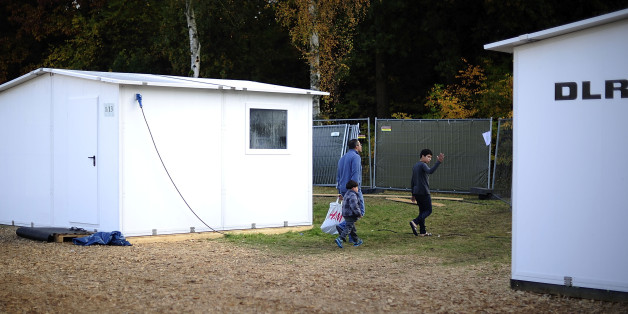 Flüchtlinge überqueren eine Straße