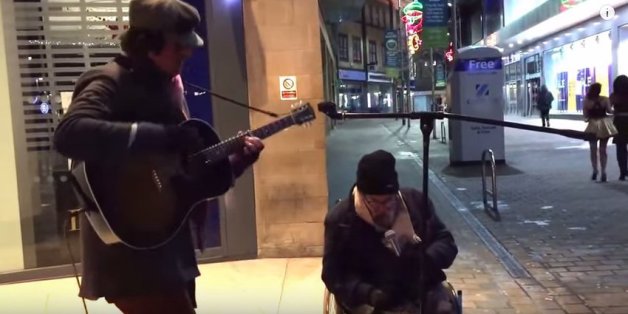 Der Straßensänger dachte, er könnte singen - bis sich ein Obdachloser das Mikrofon schnappt und loslegt