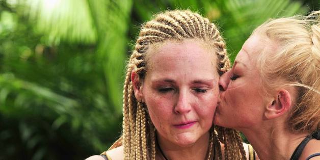 Jenny Elvers küsst die Verliererin der Dschungelprüfung Helena Fürst