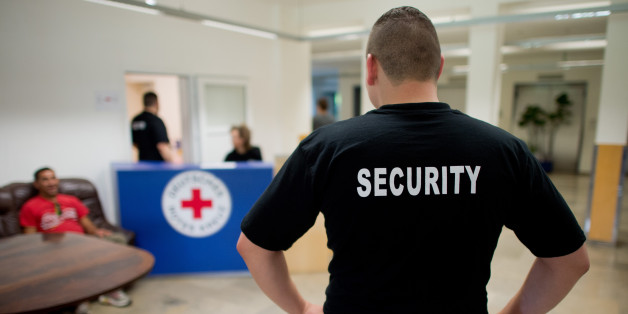 Ein Wachmann der Flüchtlingsunterkunft Oststadtkrankenhaus in Hannover im August 2015