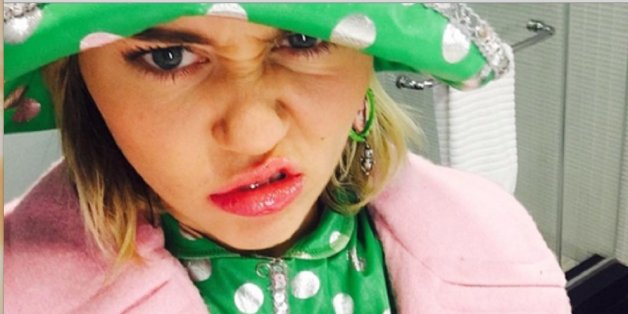 Miley Cyrus mit Ring am Finger