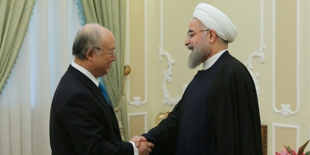 Photographie remise par le bureau de la présidence iranienne montrant Yukiya Amano, président de l'Agence internationale de l'énergie atomique (g), et le président iranien Hassan Rohani, à Téhéran le 18 janvier 2016