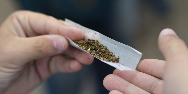 Usuário prepara um cigarro de maconha durante Marcha da Maconha 2014 realizada em São Paulo, Brasil. |Marcha da Maconha, Maconha, Drogas, Usuários de Drogas, Protesto, Cigarro, Erva, Baseado,March of marijuana, marijuana, Drugs, drug users, protest, Smoke, Weed,Marzo de marihuana, marihuana, drogas, usuarios de drogas, protesta, fumar, hierba,