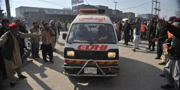 Une ambulance transporte des blessés vers l'hôpital après une attaque contre une université, le 20 janvier 2016 à Charsadda, au Pakistan