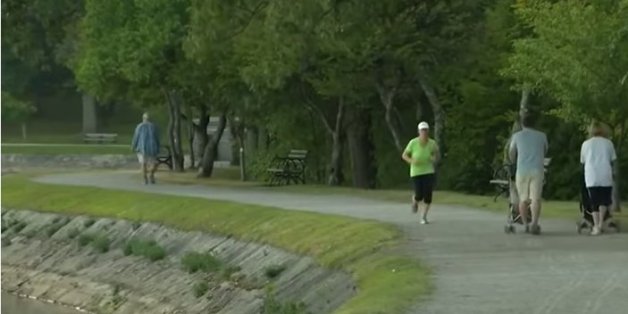 Eine Joggerin sieht einen Kinderwagen im Park - und erkennt sofort die Lebensgefahr.
