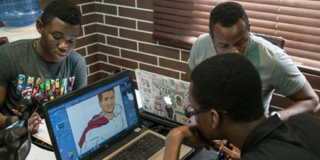 Des dessinateurs travaillent sur des projets de bandes dessinées dans les bureaux de Comic Republic, une start-up africaine s'étant donné pour mission de fabriquer des super-héros capables de rivaliser avec Iron Man, Batman et Spiderman, le 8 janvier 2016 à Lagos, au Nigeria