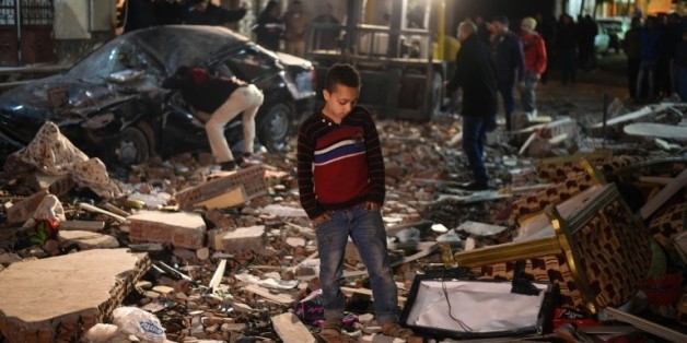Des gens se tiennent sur les lieux d'une explosion, au Caire le 21 janvier 2016