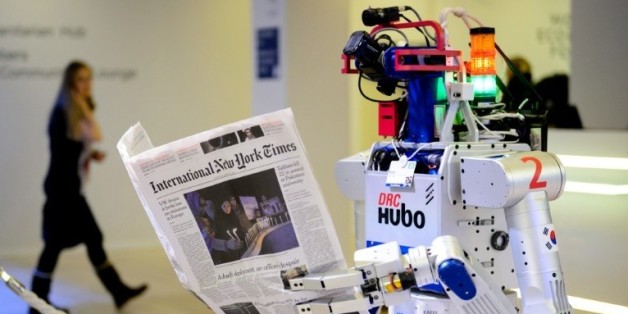 Un robot tenant un journal photographié au forum de Davos le 22 janvier 2016
