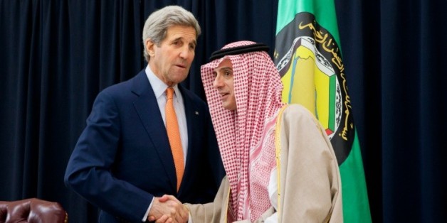 Le ministre des Affaires étrangères saoudien Adel al-Jubeir (D) et le chef de la diplomatie américaine John Kerry lors d'une conférence de presse commune, après une rencontre avec leurs homologues des six pays membres du Conseil de coopération du Golfe (CCG), le 23 janvier 2016 à Riyadh