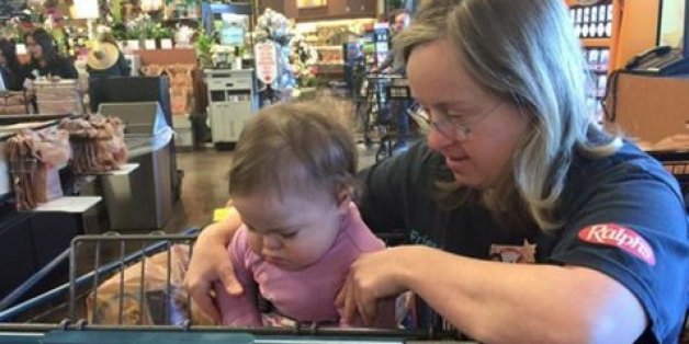 Kassiererin nähert sich quengelndem Baby - die Mutter hält mit der Kamera fest, was dann passiert