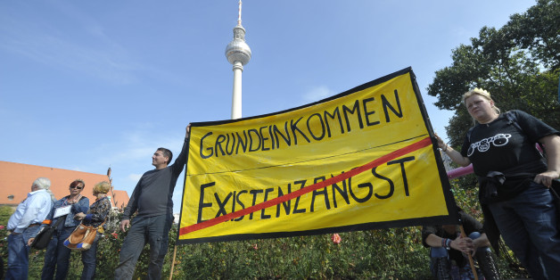 (GERMANY OUT) Demonstration für ein bedingungsloses Grundeinkommen unter dem Motto -Grundeinkommen ist ein Menschenrecht!- in Berlin (Photo by snapshot-photography/ullstein bild via Getty Images)