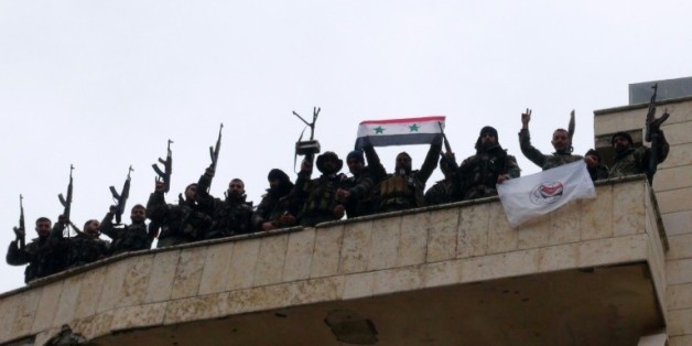 Des soldats prorégime célèbrent la prise de la ville de Salma, dans la province de Lattaquié, le 12 janvier 2016