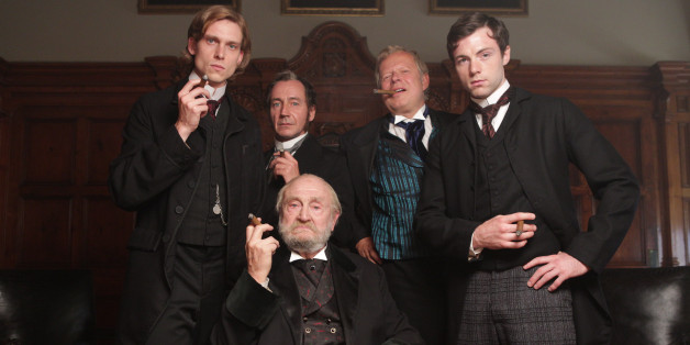 "Die Pfeiler der Macht": Edward Pilaster (Daniel Strässer, l-r), Joseph Pilaster (Thorsten Merten), Seth Pilaster (Rolf Hoppe), Samuel Pilaster (Axel Milberg) und Hugh Pilaster (Dominic Thorburn)