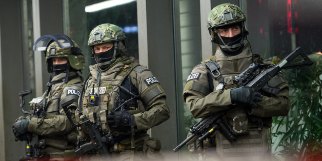 Deutsche Polizisten sichern den Münchener Hauptbahnhof nach einer Terrorwarnung