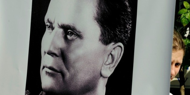 Une partisane du leader yougoslave Josip Broz Tito tient une pancarte à son effigie à l'occasion de son anniversaire à Belgrade, le 25 mai 2009 © AFP/Archives ANDREJ ISAKOVIC