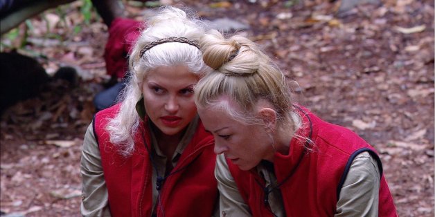 Im Camp waren die Blondinen noch Verbündete, jetzt beginnt der Läster-Krieg.