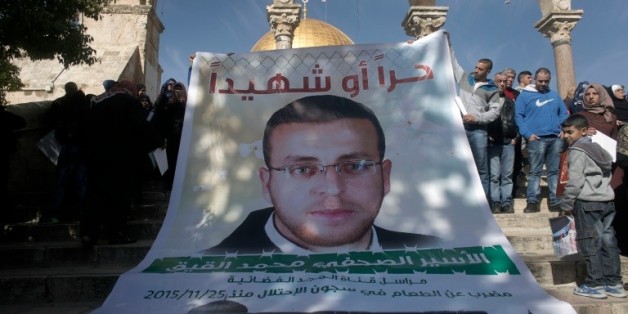 Des Palestiniens manifestent pour la libération du journaliste palestinien Mohammed al-Qiq devant la mosquée Al-Aqsa à Jérusalem le 22 janvier 2016 © AFP/Archives AHMAD GHARABLI